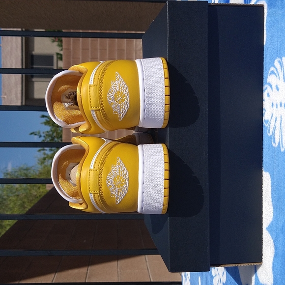 Jordan 1 Low Big Kids 5Y Women's 6.5 (defect) - Picture 4 of 12